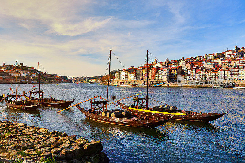 典型的葡萄牙木船，被称为“barcos rabelos”，在杜罗河上运输酒桶，在葡萄牙波尔图的新盖亚别墅